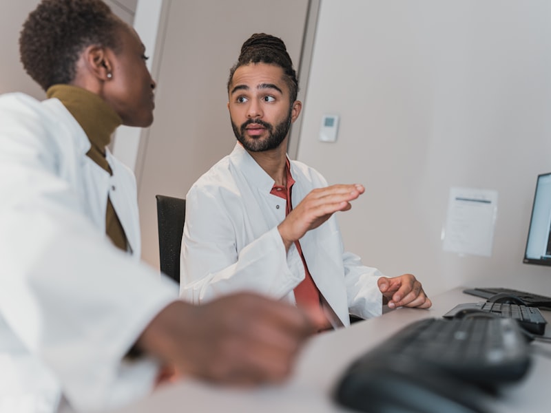 Jurist diskuterar ärende